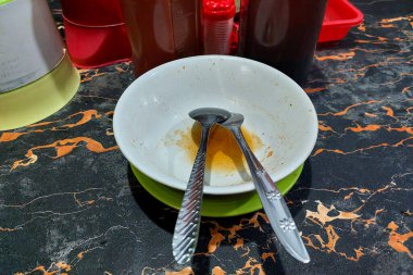 Masada yemek yemek için kullanılan boş bir kase.