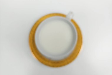 Beyaz bir masada beyaz bardakta beyaz süt.