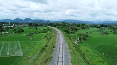 Öğleden sonra Endonezya kırsalında demiryolu manzarası