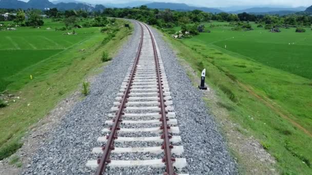 Pemandangan Jalur Kereta Api Pedesaan Indonesia Pada Sore Hari — Stok Video