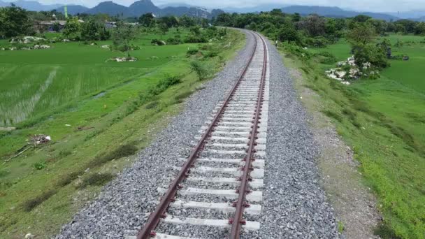 Utsikt Över Järnvägsspår Landsbygden Indonesien Eftermiddagen — Stockvideo