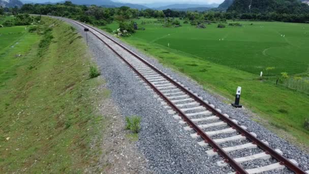 午後のインドネシア地方の鉄道線路の様子 — ストック動画