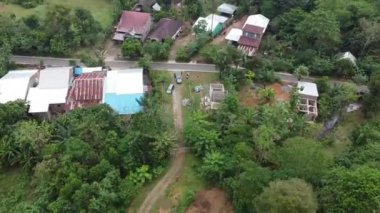 Öğleden sonra kırsal alanda asfalt bir yola bak.