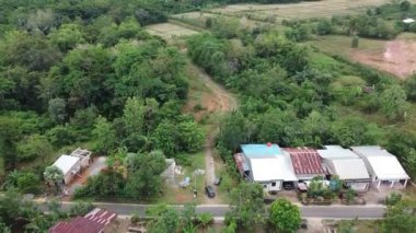 Öğleden sonra kırsal alanda asfalt bir yola bak.