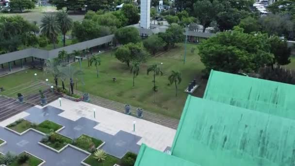 Caminin Bahçesi Gün Boyunca Çatıdan Yukarı Bakıyor — Stok video