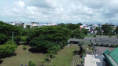 Caminin bahçesi gün boyunca çatıdan yukarı bakıyor.