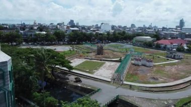 Gün boyunca inşaat sürecinde parkın görüntüsü