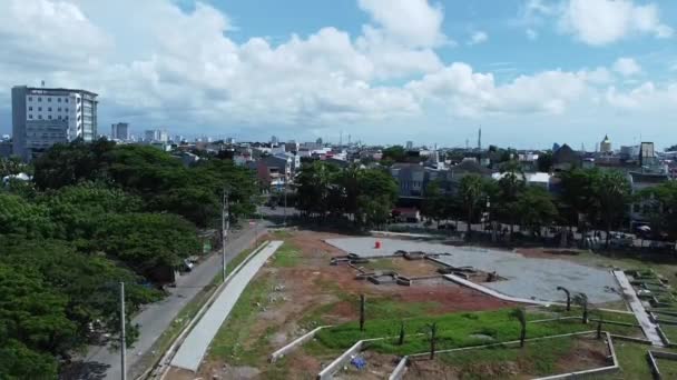 Blick Auf Den Park Während Des Bauprozesses Tagsüber — Stockvideo