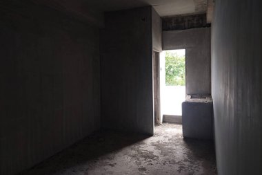 Çimento hala görünür durumdayken apartman daireleri.