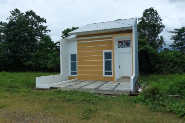 Sabahları küçük bir garajı olan kalıcı beyaz bir ev.