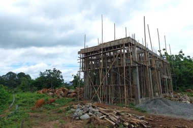 Kalıcı ev sabah hala yapım aşamasındaydı.