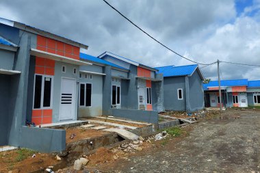 Portakal grisi sübvansiyonlu evler sabahları hizaya sokulur.