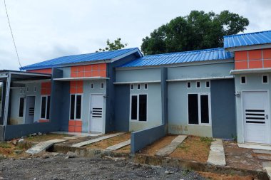 Portakal grisi sübvansiyonlu evler sabahları hizaya sokulur.