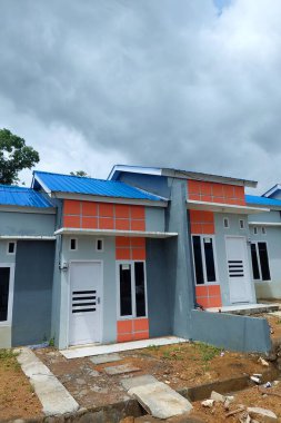 Portakal grisi sübvansiyonlu evler sabahları hizaya sokulur.