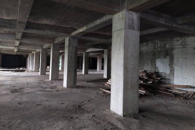 İnşaat sırasında gün boyunca çok katlı apartman manzarası