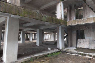 İnşaat sırasında gün boyunca çok katlı apartman manzarası