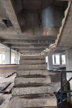 Gün boyunca yarım kalmış apartman merdivenlerini görebilirsin.