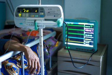 Hastanedeki paslanmaz çelik infüzyon pompası ve şırınga pompası.