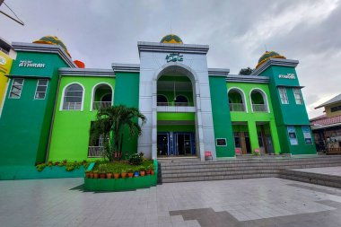 Cami, öğleden sonra yeşiller içinde muhteşem ve modern görünüyor.