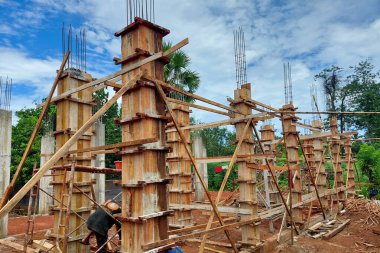 Güneşli bir günde inşaat sırasında beton yapı sütunları