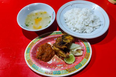 Yemek masasında kızarmış tavuk ve beyaz pirinç.