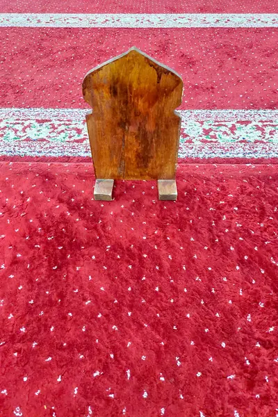 Camide namaz kılan insanları ayırmak için tahta bir tahta.