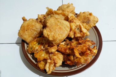 Kızarmış soya peyniri, beyaz bir tabakta yenmeye hazır.