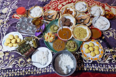 Plastik kavanozlardaki çeşitli bayram pastaları yenmeye hazır.