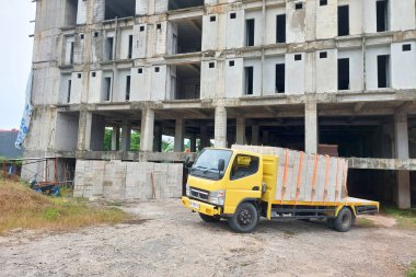 Büyük kamyonlar otel inşaatı için hafif tuğla taşır