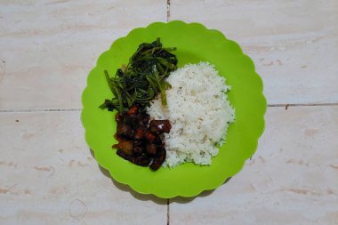 Yeşil tabakta patlıcanlı limonlu pilav hazır.