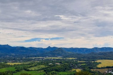 Öğleden sonra kırsaldaki yerleşimcilerin çiftliklerinin manzarası