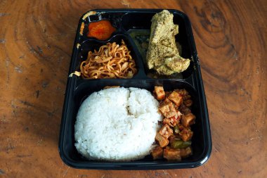 Yemek masasında tavuklu pilav.