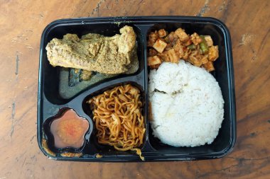 Yemek masasında tavuklu pilav.