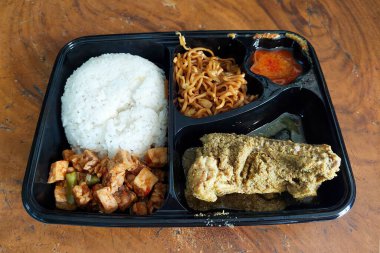 Yemek masasında tavuklu pilav.