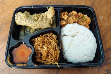 Yemek masasında tavuklu pilav.