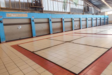 Pazarda satılan yerler sabahları hala kapalı.