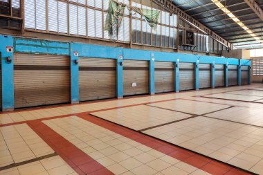 Pazarda satılan yerler sabahları hala kapalı.