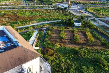 Gün boyunca otların yetiştiği boş araziye bak.