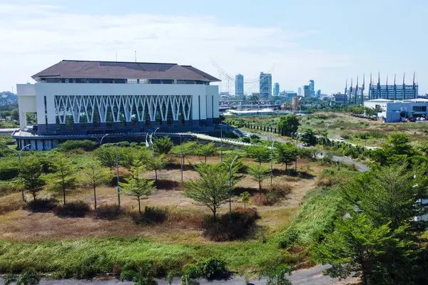 Makassar Şehir Konukevi 'nin park ve otoparkı yukarıda görünüyor.