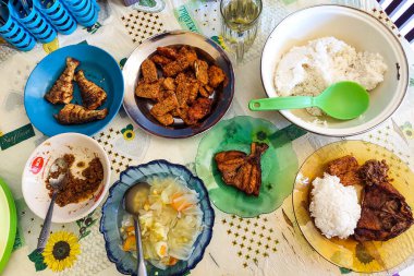 Yemek masasında yenmeye hazır köy tarzı mezeler.