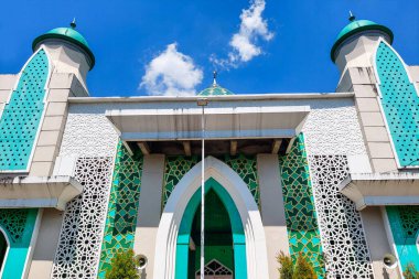 Yeşil Cami 'nin önü gün boyunca muhteşem görünüyor.