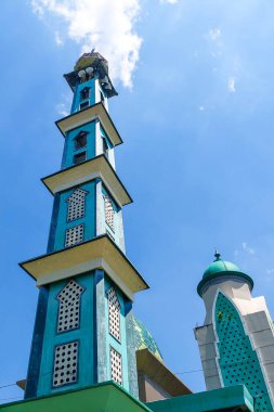 Yüksek caminin kulesi mavi gökyüzü tarafından taşınır.