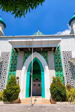 Yeşil Cami 'nin önü gün boyunca muhteşem görünüyor.