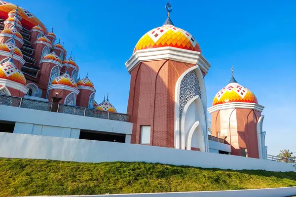 Kubbe 99 Cami. Benzersiz mimarisi olan güzel bir cami. Sahildeki binanın yeri.