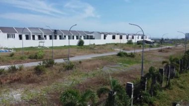 Gün boyunca sahile yakın lüks konutların en üst görüntüsü.