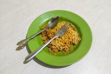 Masadaki tabakta hazır kızarmış şehriye.