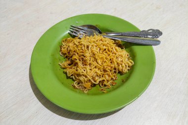 Masadaki tabakta hazır kızarmış şehriye.