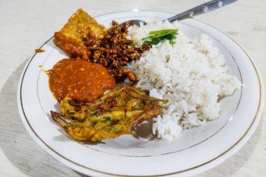 Endonezya yemeği. Yemek masasında karışık pirinç.