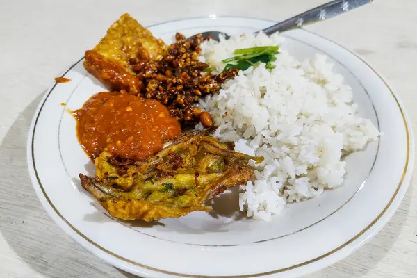 Endonezya yemeği. Yemek masasında karışık pirinç.