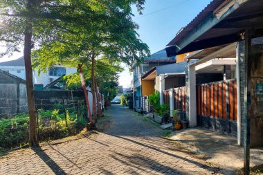 Sabahleyin bir yerleşim yerindeki cadde manzarası